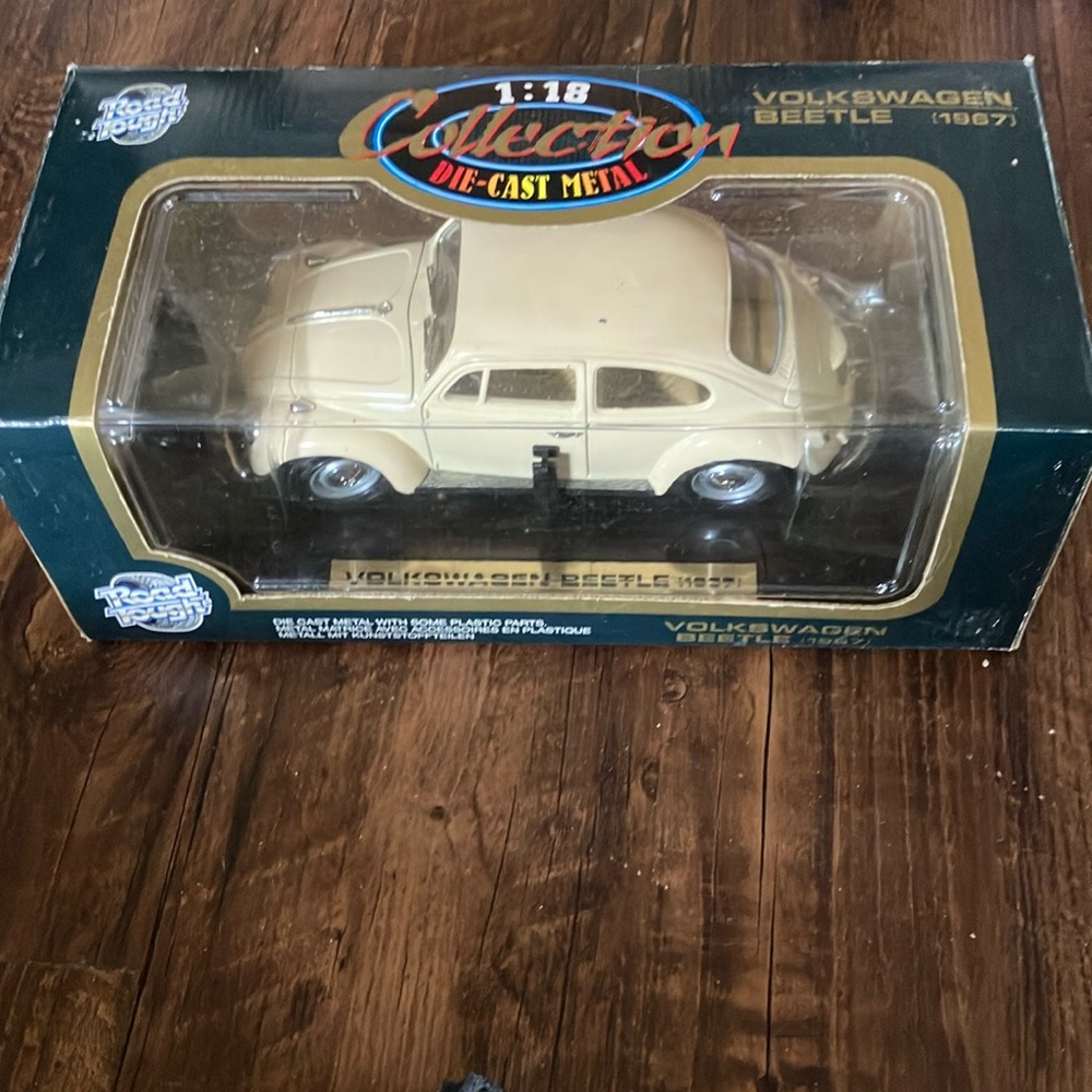 Road Tough die cast 1:18 scale 1967 VW Beetle Cream